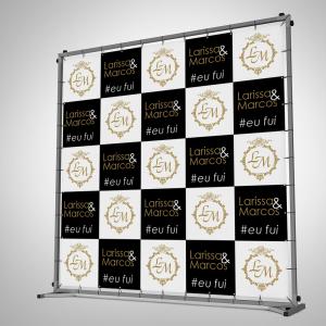 Painel para Fotos em Eventos Banner Backdrop Personalizado 2 x 2m Lona 440gr 2x2m 4/0 - Frente Colorida e verso Cinza Brilho ou Fosco Ilhós na bordas Reforço de corda nas bordas